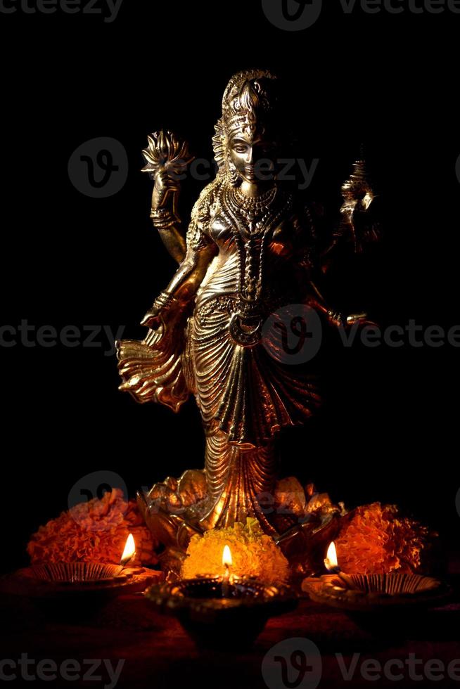 lakshmi - hinduisk gudinna, gudinna lakshmi. gudinna lakshmi under diwali firande. indisk hindu ljusfestival kallad diwali foto