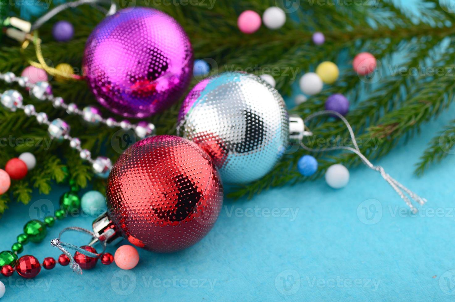 juldekoration julboll och ornament med grenen av julgran foto