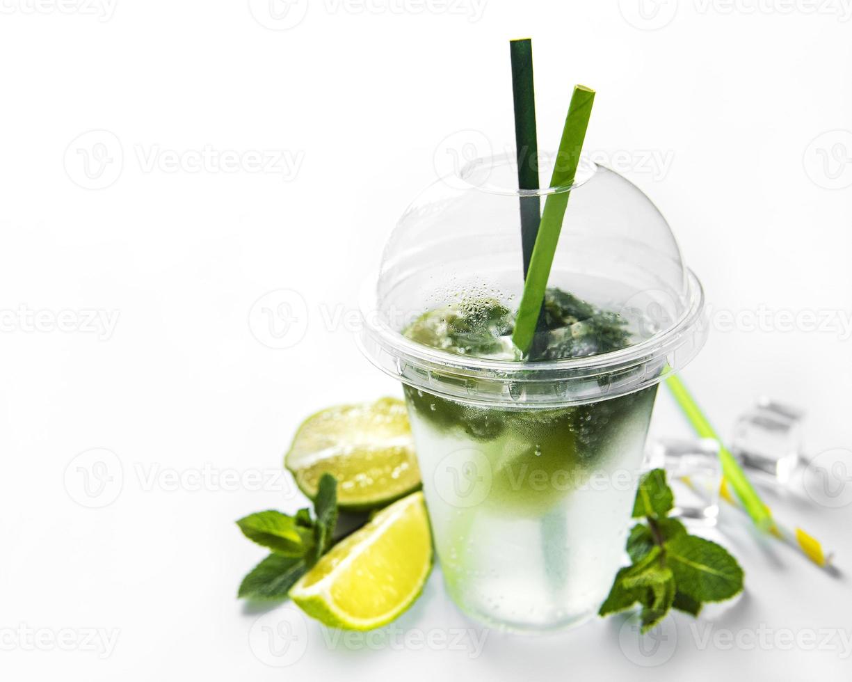 mojito cocktail med lime och mynta foto