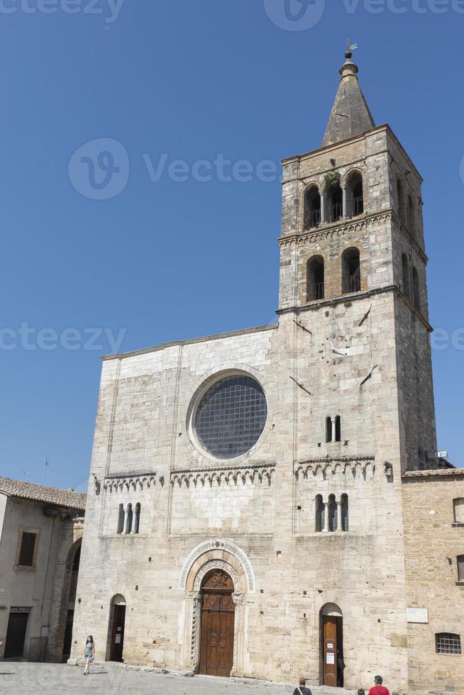 församlingskyrkan San Michele Arcangelo i centrum av Bevagna foto