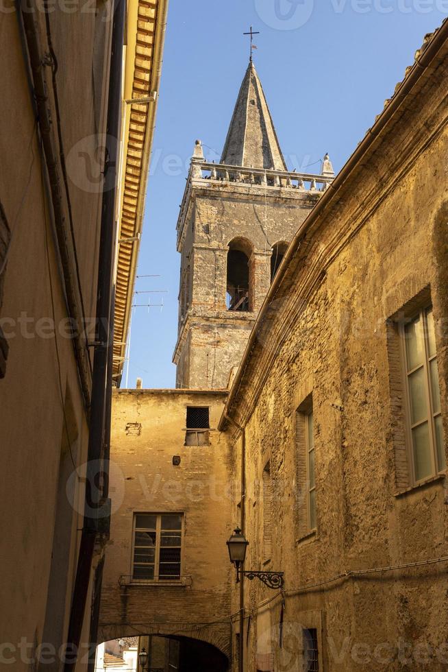 klocktorn i den kollegiala kyrkan San Nicolo i centrum av staden Collescipoli foto