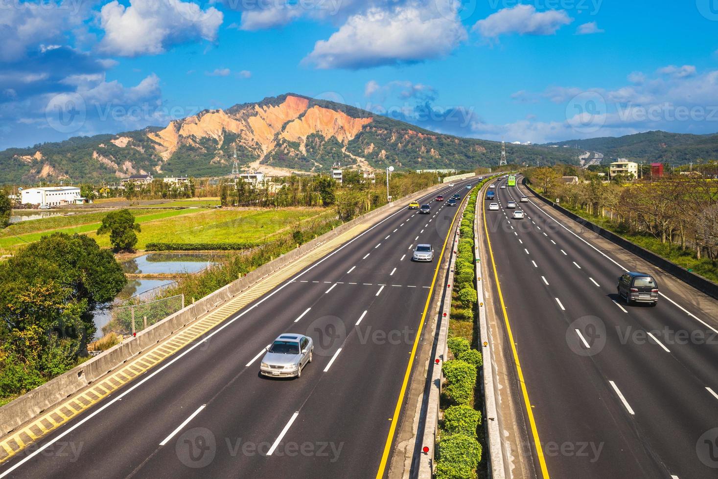 huoyanshan, ett berg med röd jord i taiwan foto