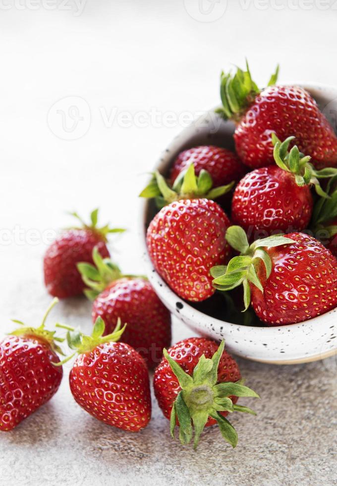 färska mogna läckra jordgubbar foto