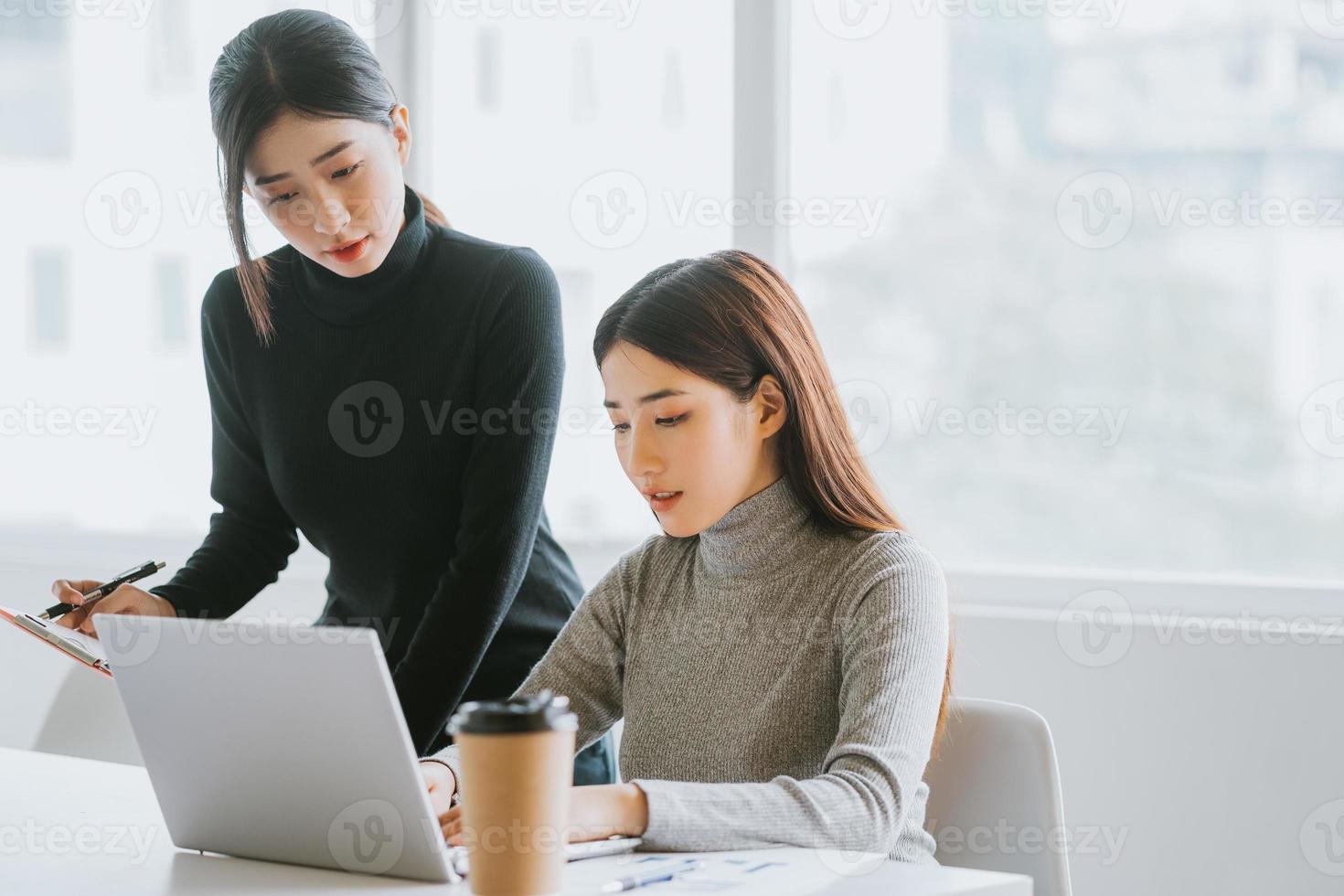 de två affärskvinnorna diskuterar arbetet foto