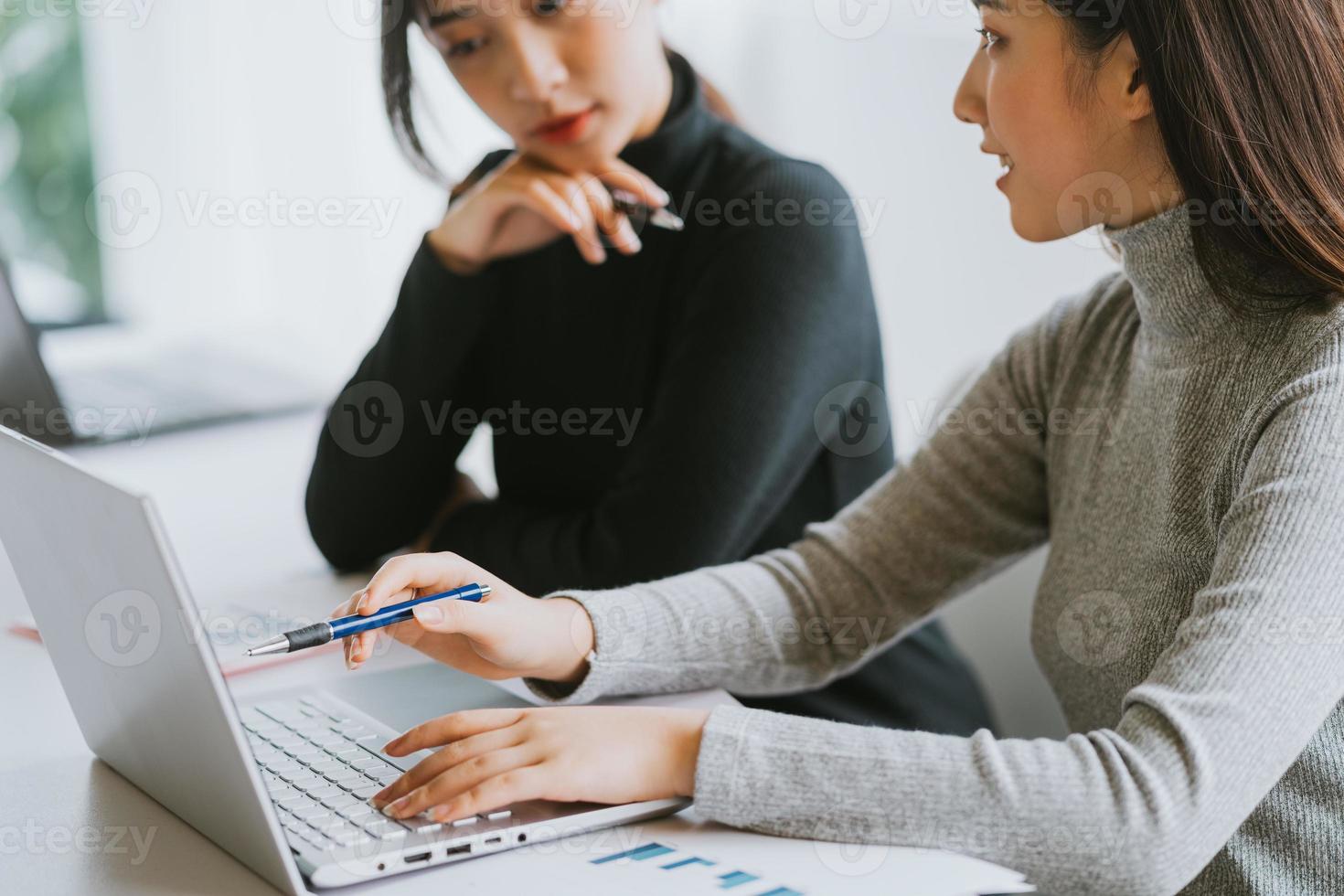 de två affärskvinnorna diskuterar arbetet foto