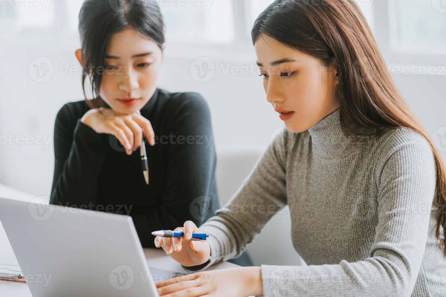 de två affärskvinnorna diskuterar arbetet foto