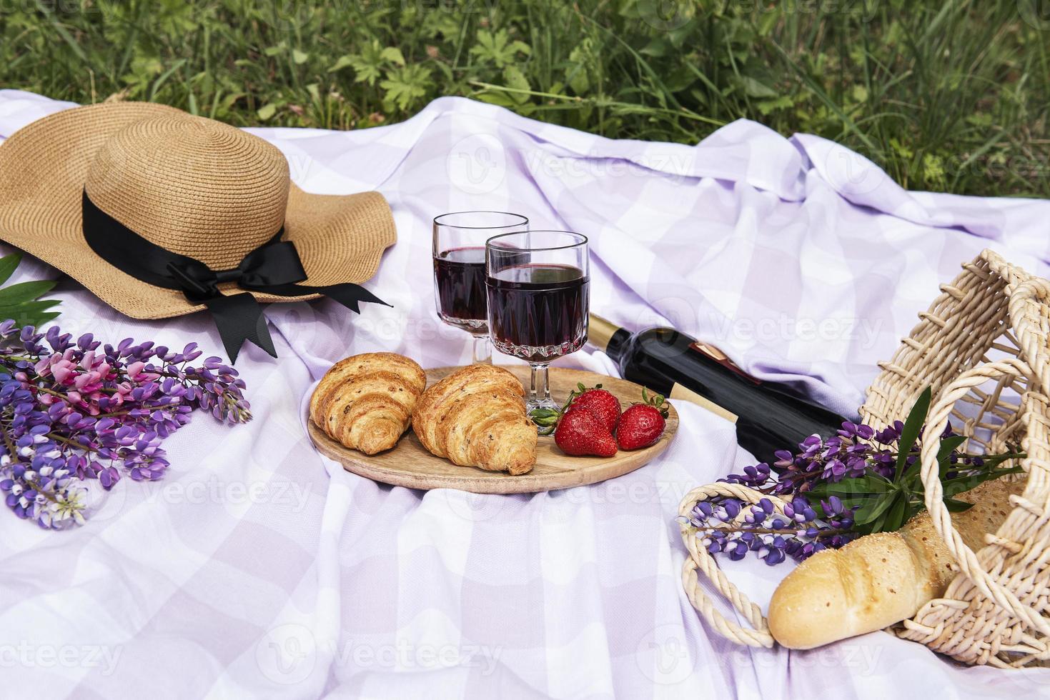 romantisk picknickplats på sommardag foto