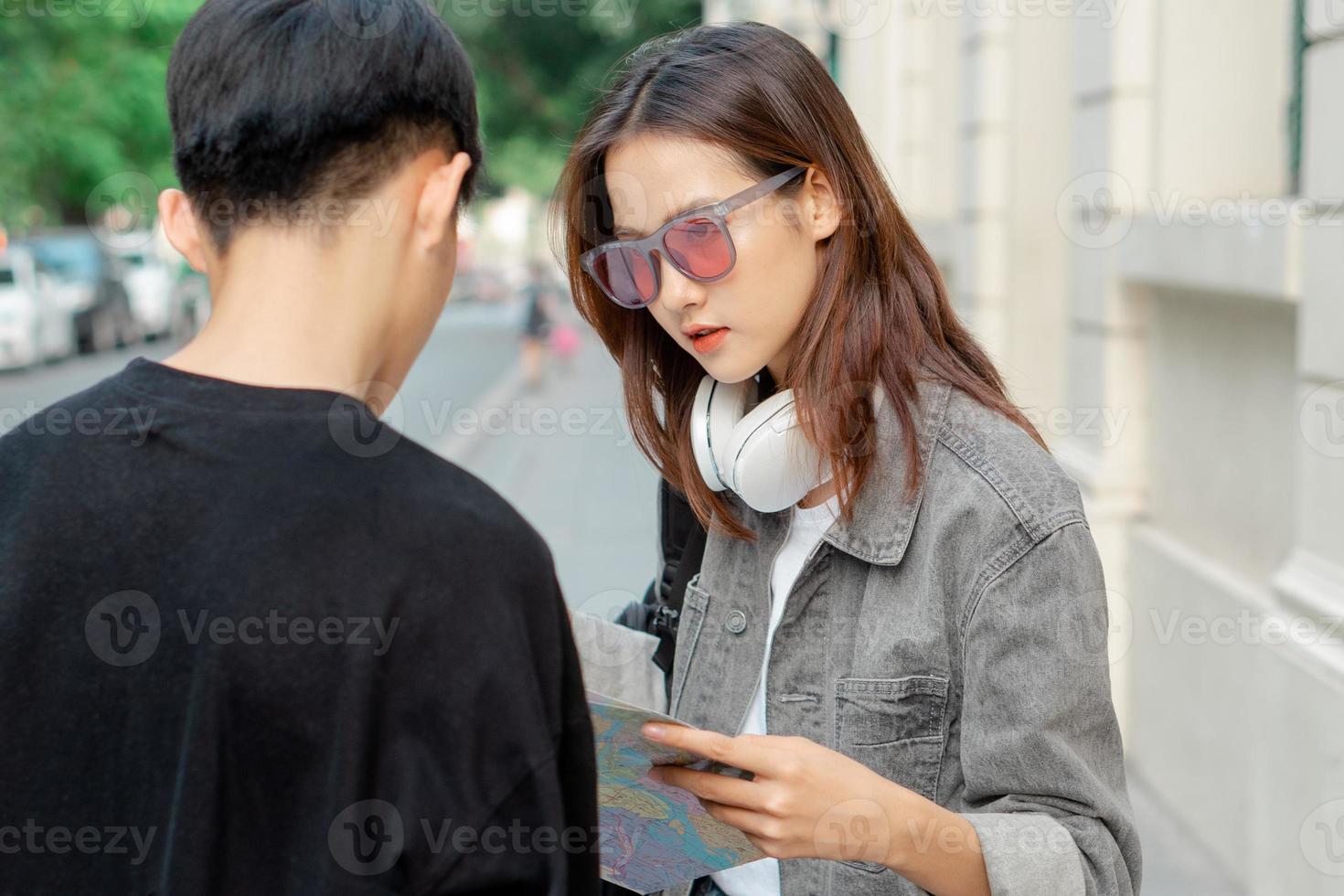 asiatisk turistkvinna ber om vägbeskrivning foto