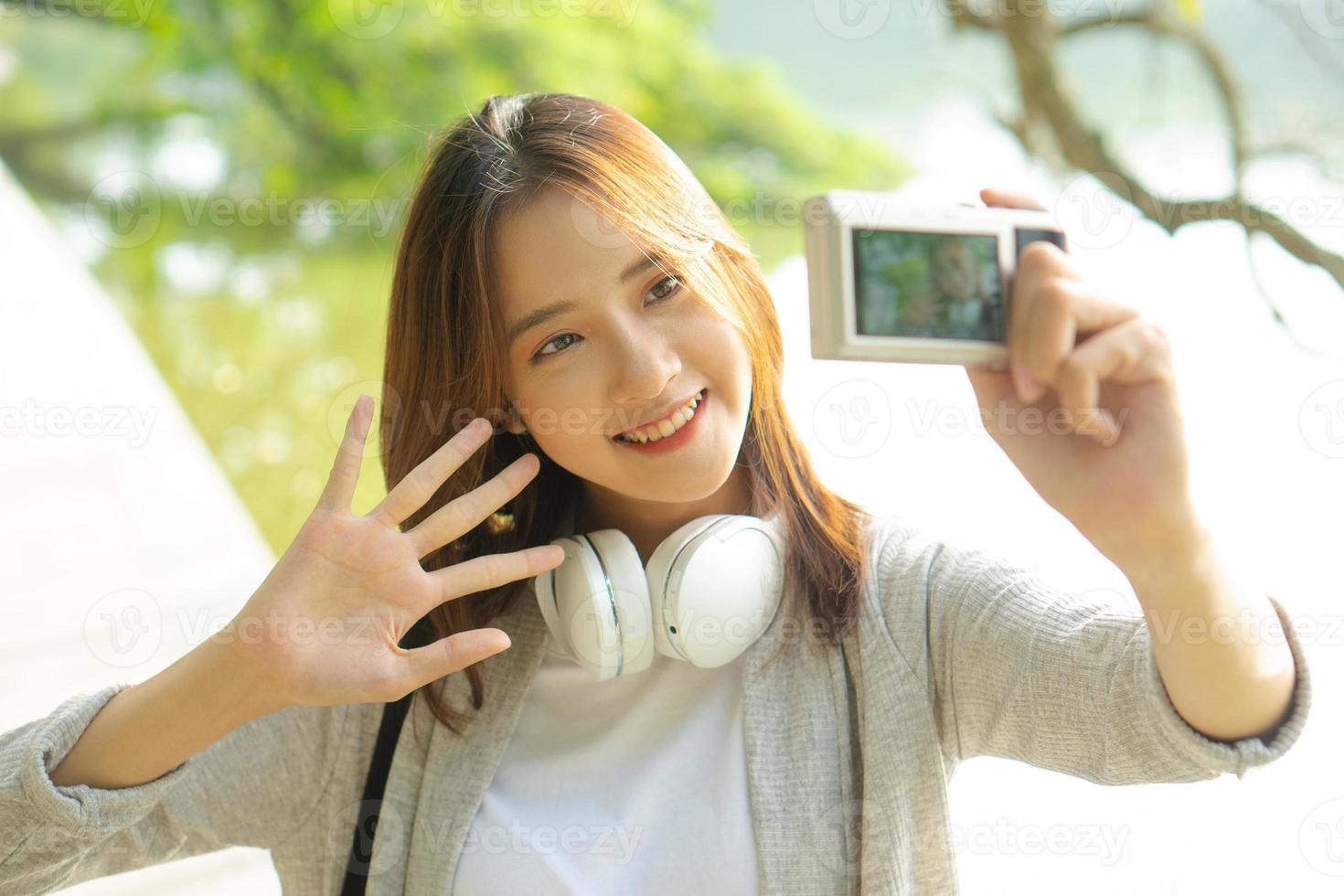 ett foto av en kvinnlig turist som tar en selfie