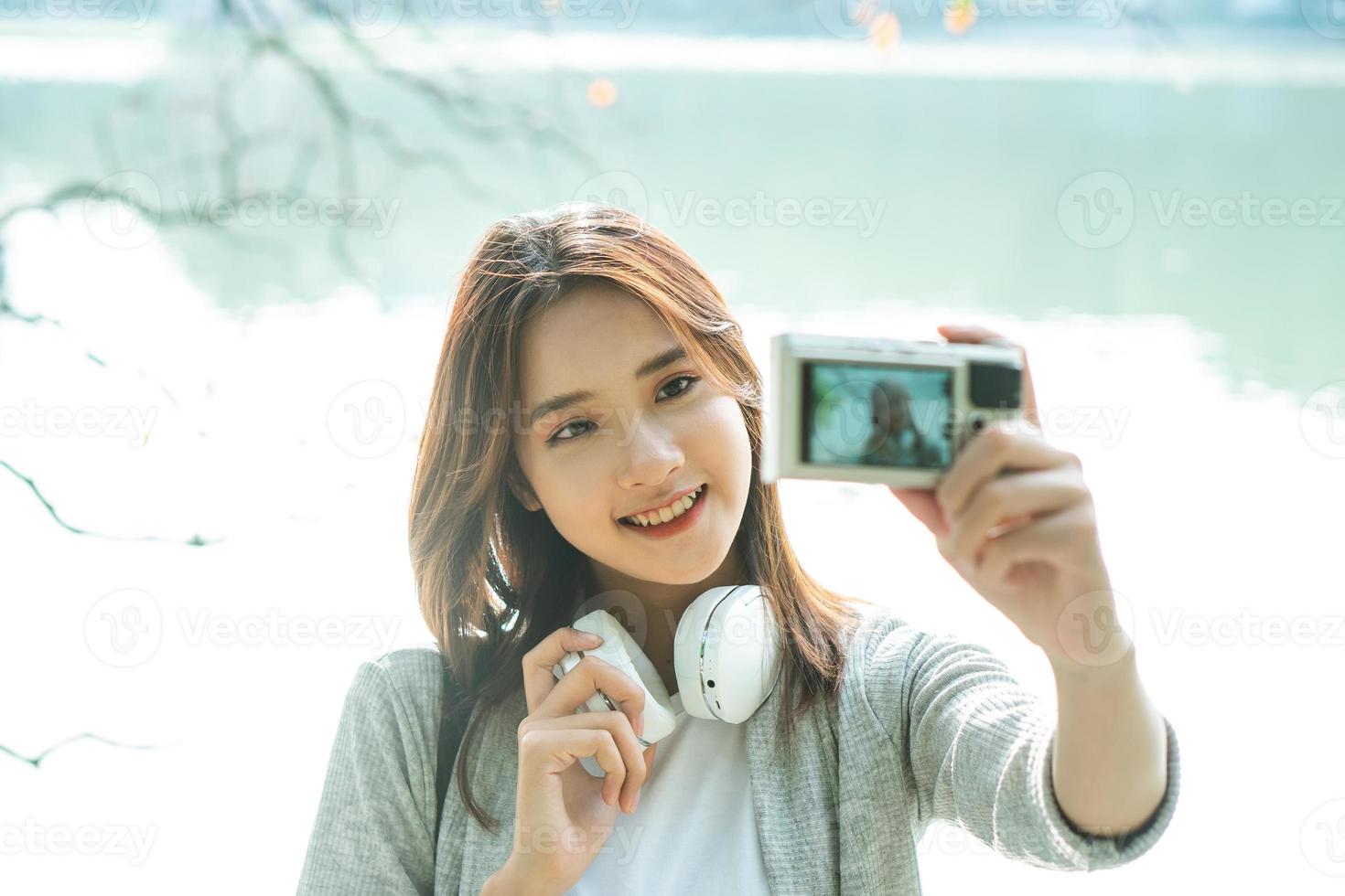 ung flicka tar selfiefoto under sin resa till Hanoi Hoan Kiem Lake foto