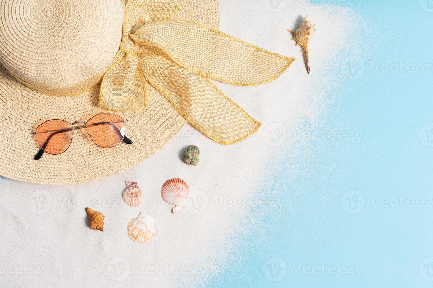 sommarbakgrund med hatt, solglasögon, sand och snäckskal foto