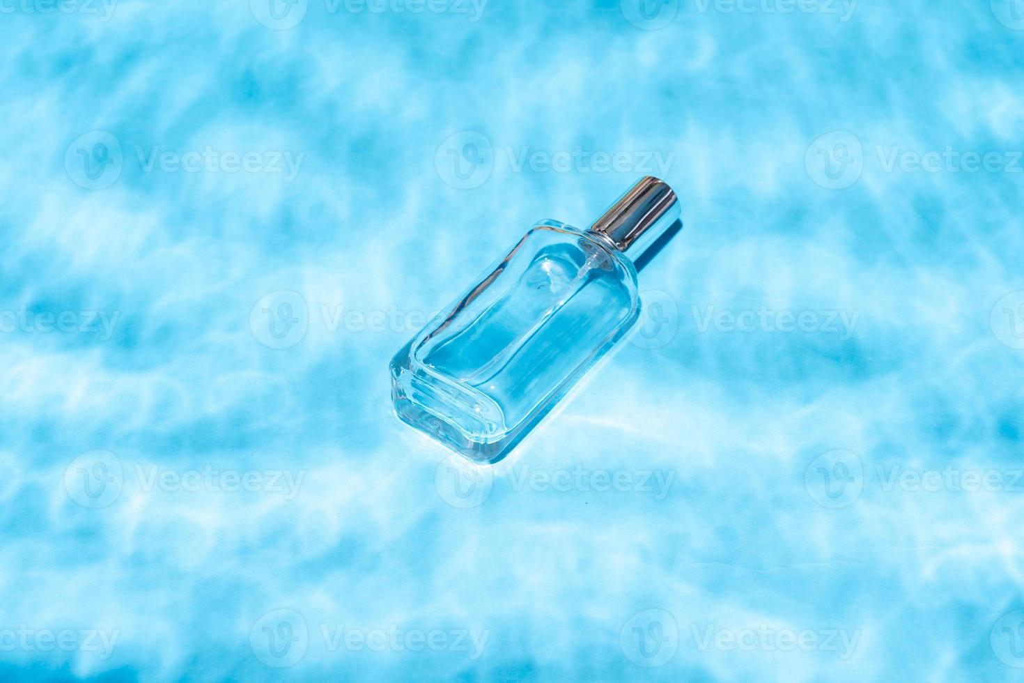 en tom flaska placeras under vatten, sommarbakgrund foto
