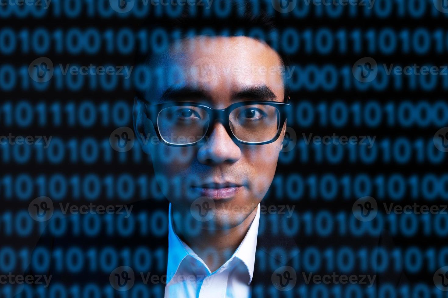 porträtt av asiatisk affärsman med rader med kod i ansiktet. begreppet människan digitaliseras i framtiden foto