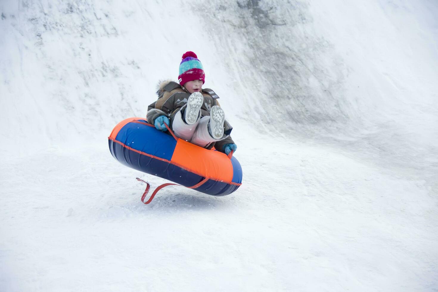 barn sledding cheesecake.sledding av en snö glida foto