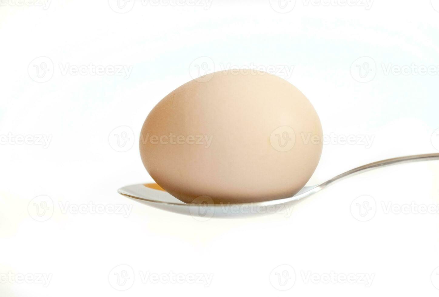påsk ägg hålls på de bestick på en vit bakgrund foto