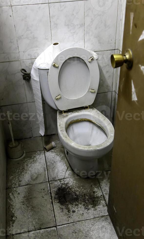 smutsigt badrum ohygieniskt foto