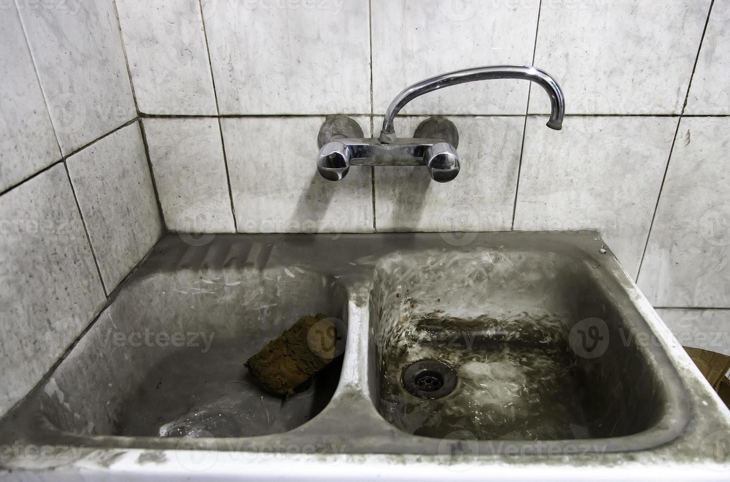 smutsigt badrum ohygieniskt foto
