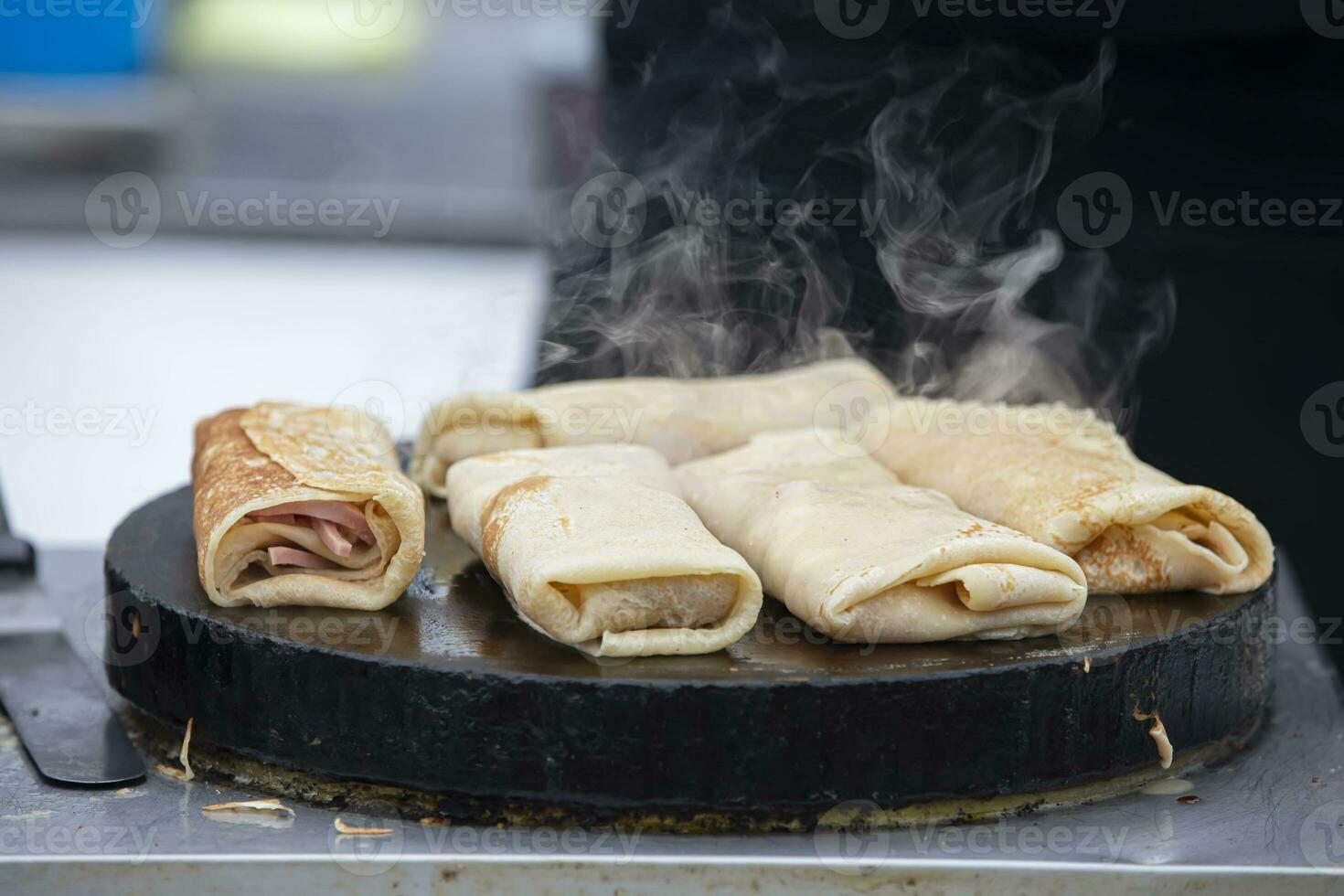 pannkakor fylld kokta på en varm fräsning panorera. baka pannkakor. foto