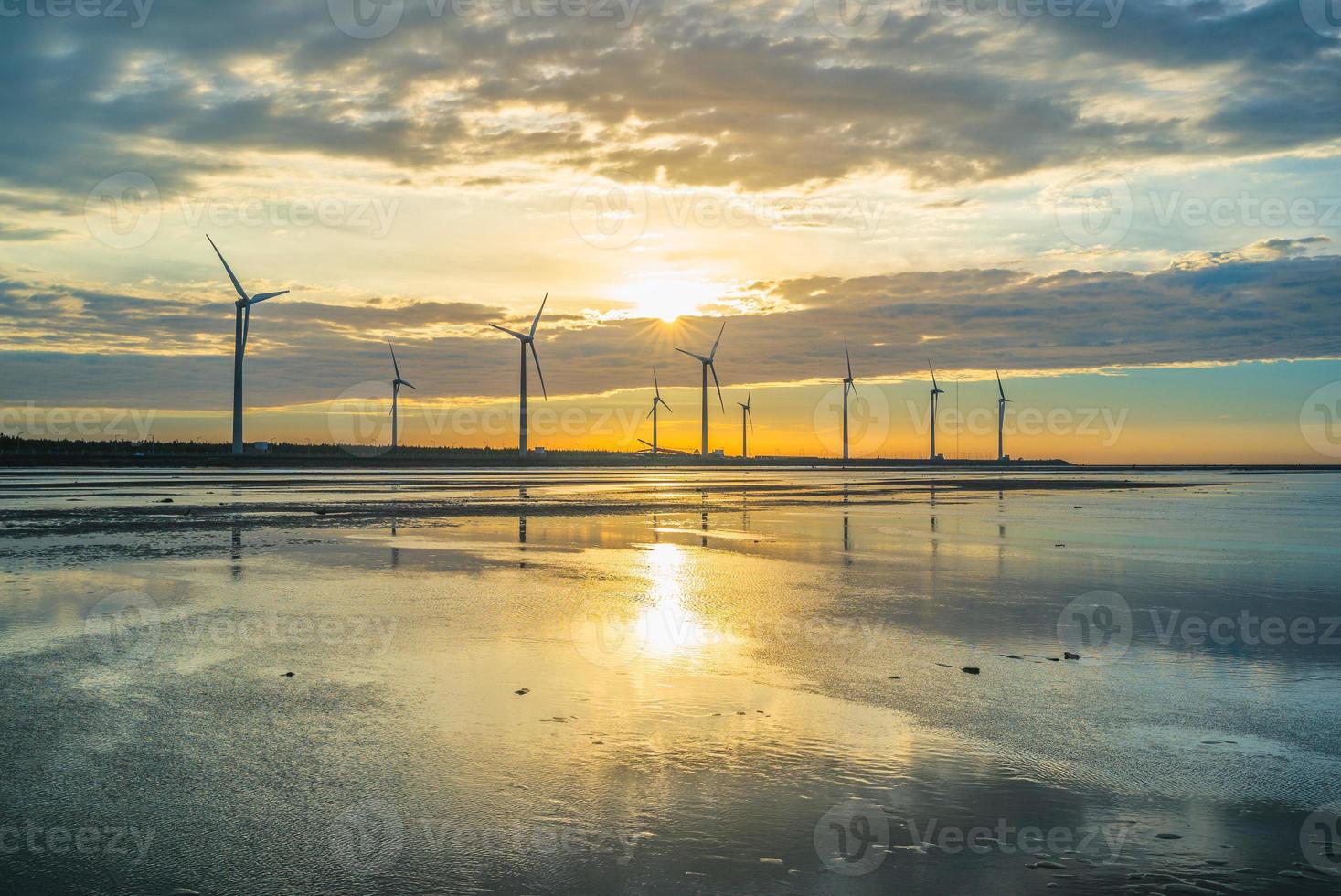 sillouette of wind turbine array at gaomei wetland, taiwan foto