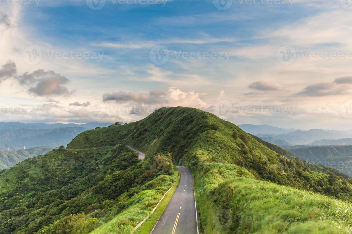 landskap på väg nummer 102 i nya taipei, taiwan foto