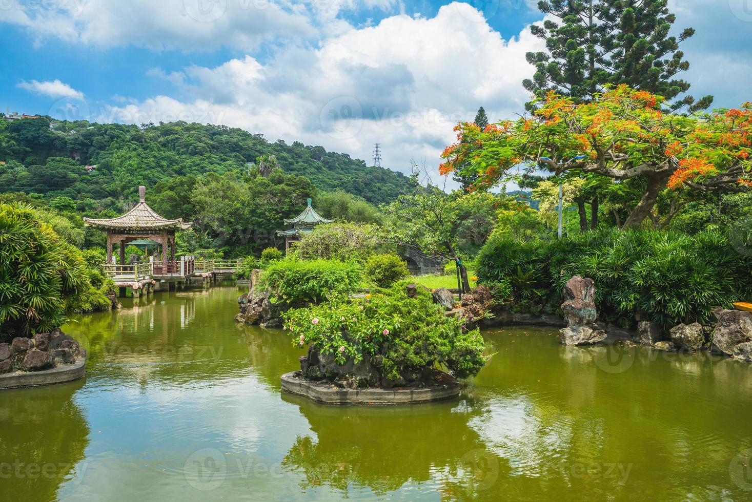 landskap av shuangxi parkerar och kinesisk trädgård i taipei, taiwan foto