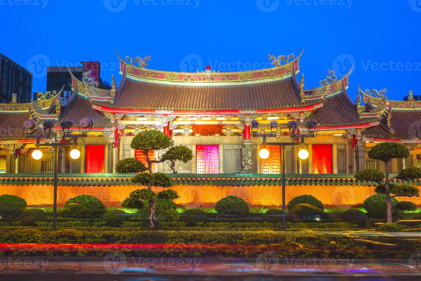 fasadvy av hsing Tian Kong-templet i Taipei, Taiwan foto