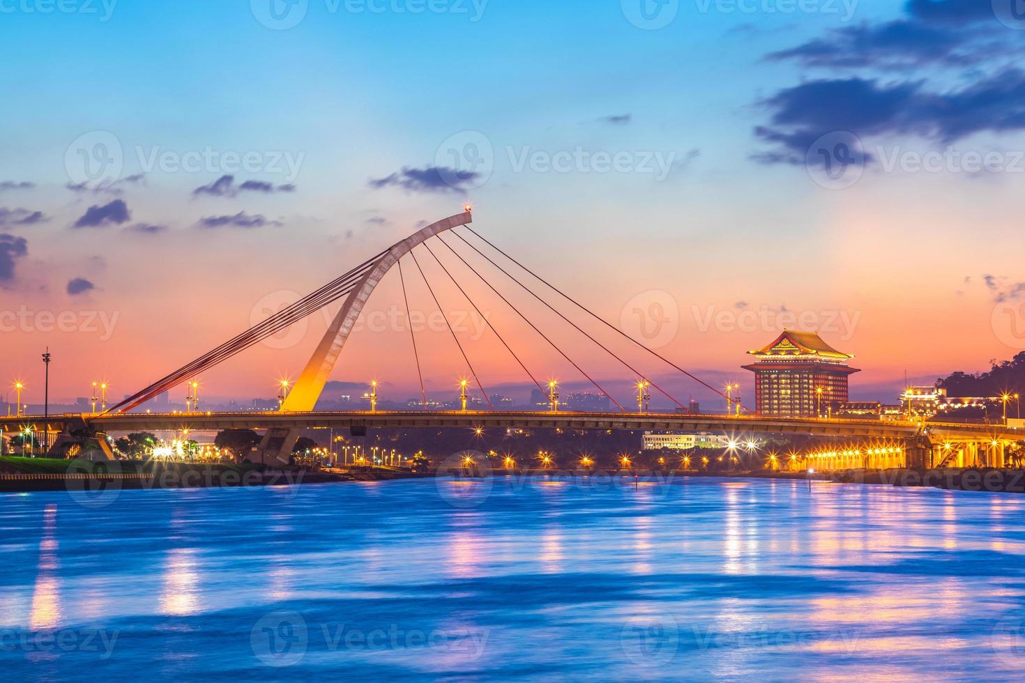 nattsikt över Taipei stad vid floden i skymningen, Taiwan foto