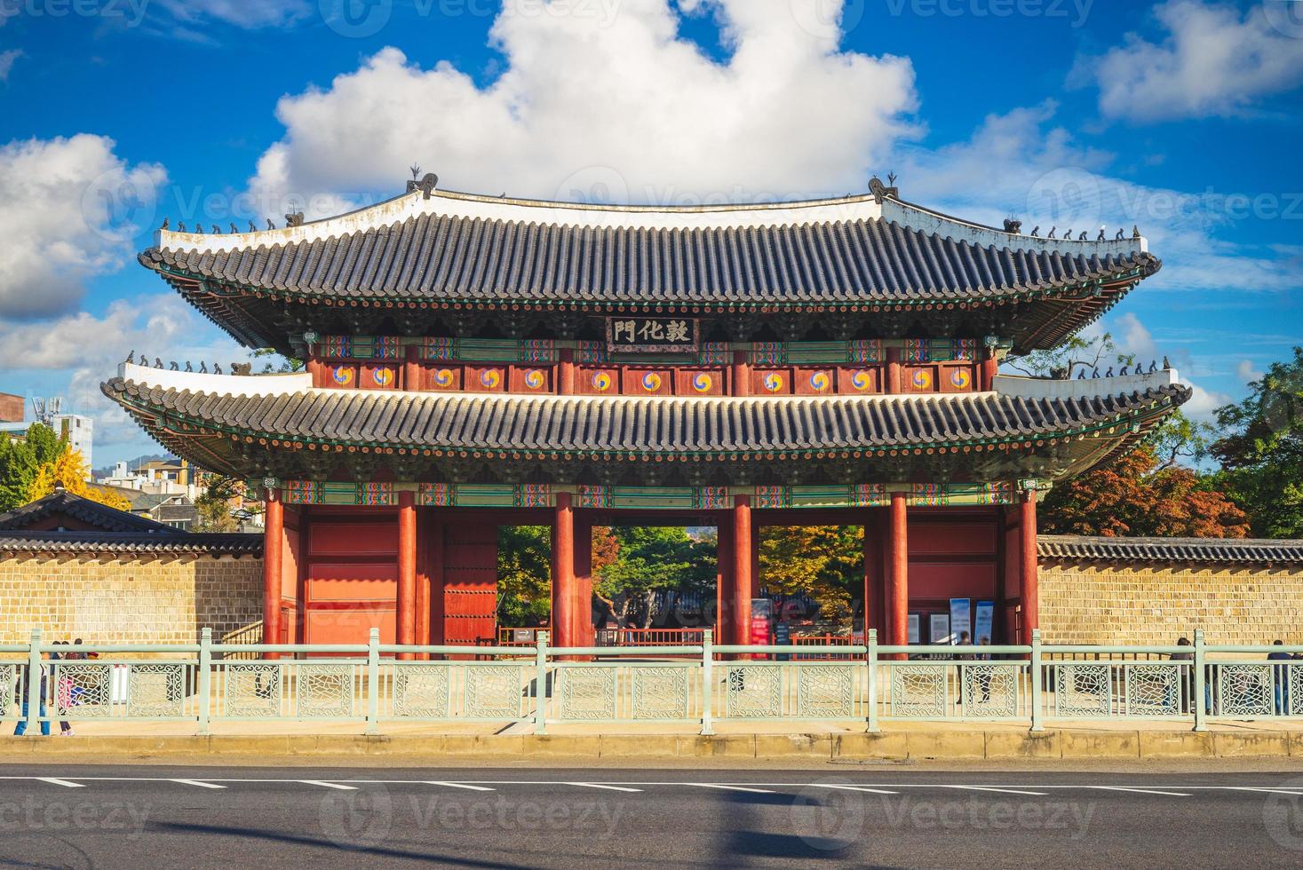 Donhwamun, huvudporten till Seoul Changdeokgung-palatset i Sydkorea foto