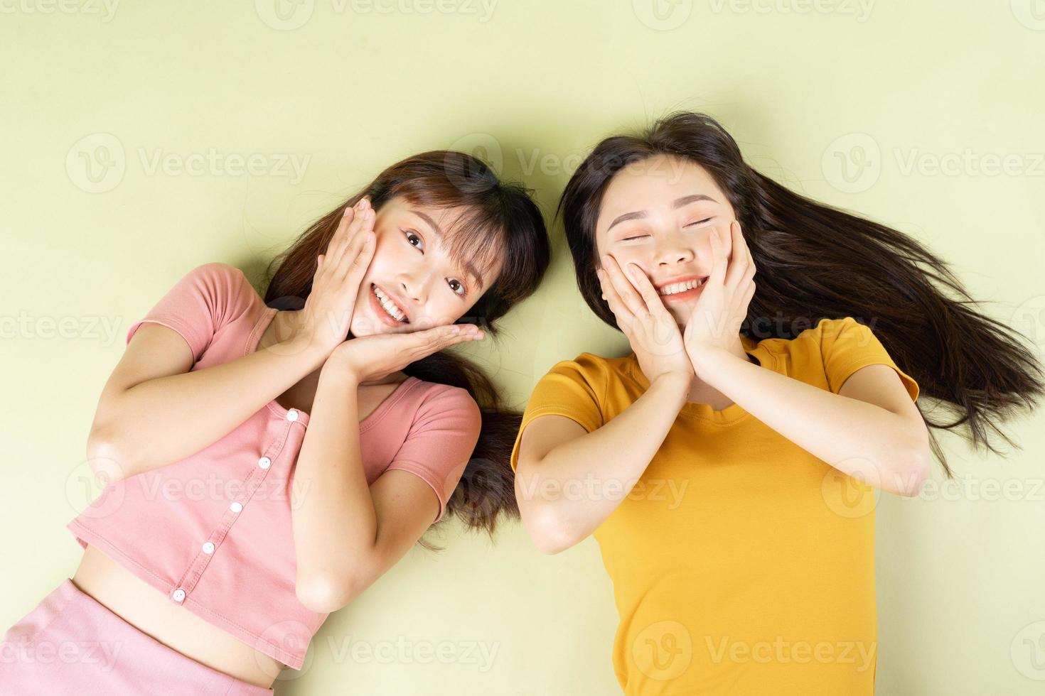 porträtt av två vackra asiatiska tjejer foto