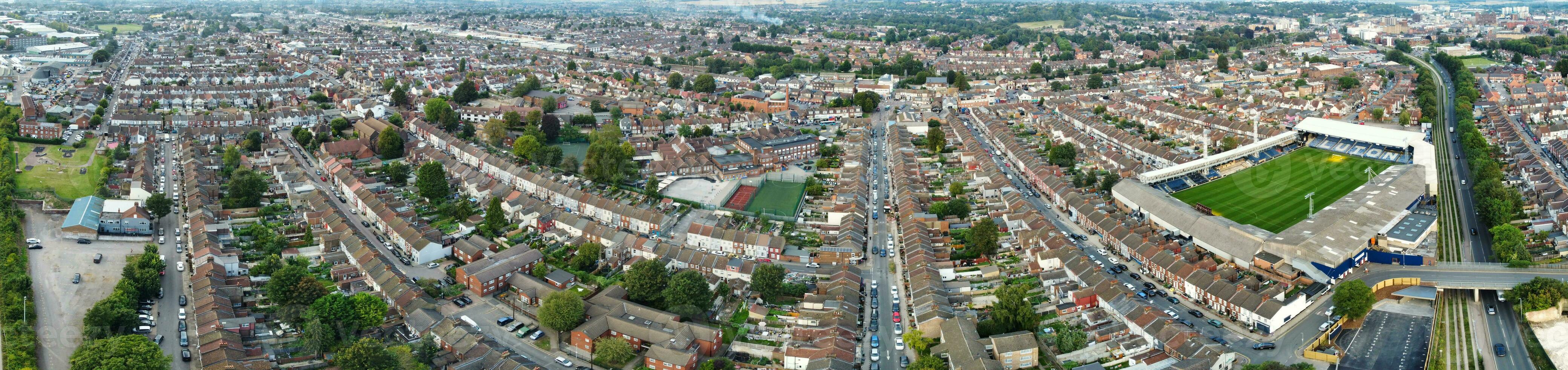 antenn se av bostads- hem och industriell egendom kombinerad på dallow väg nära farley kullar luton stad, England Storbritannien. de hög vinkel antal fot var fångad med drönare kamera på september 7:e, 2023 foto