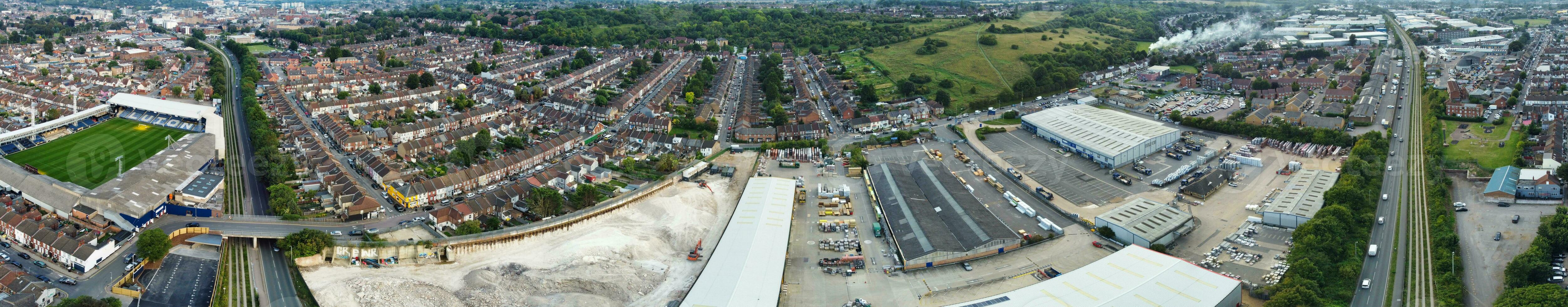 antenn se av bostads- hem och industriell egendom kombinerad på dallow väg nära farley kullar luton stad, England Storbritannien. de hög vinkel antal fot var fångad med drönare kamera på september 7:e, 2023 foto