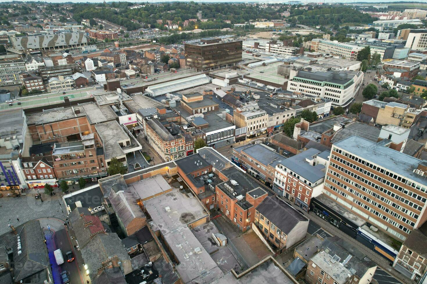 antenn se av upplyst stadens centrum byggnader, vägar och central luton stad av England Storbritannien på början av klar väder natt av september 5:e, 2023 foto