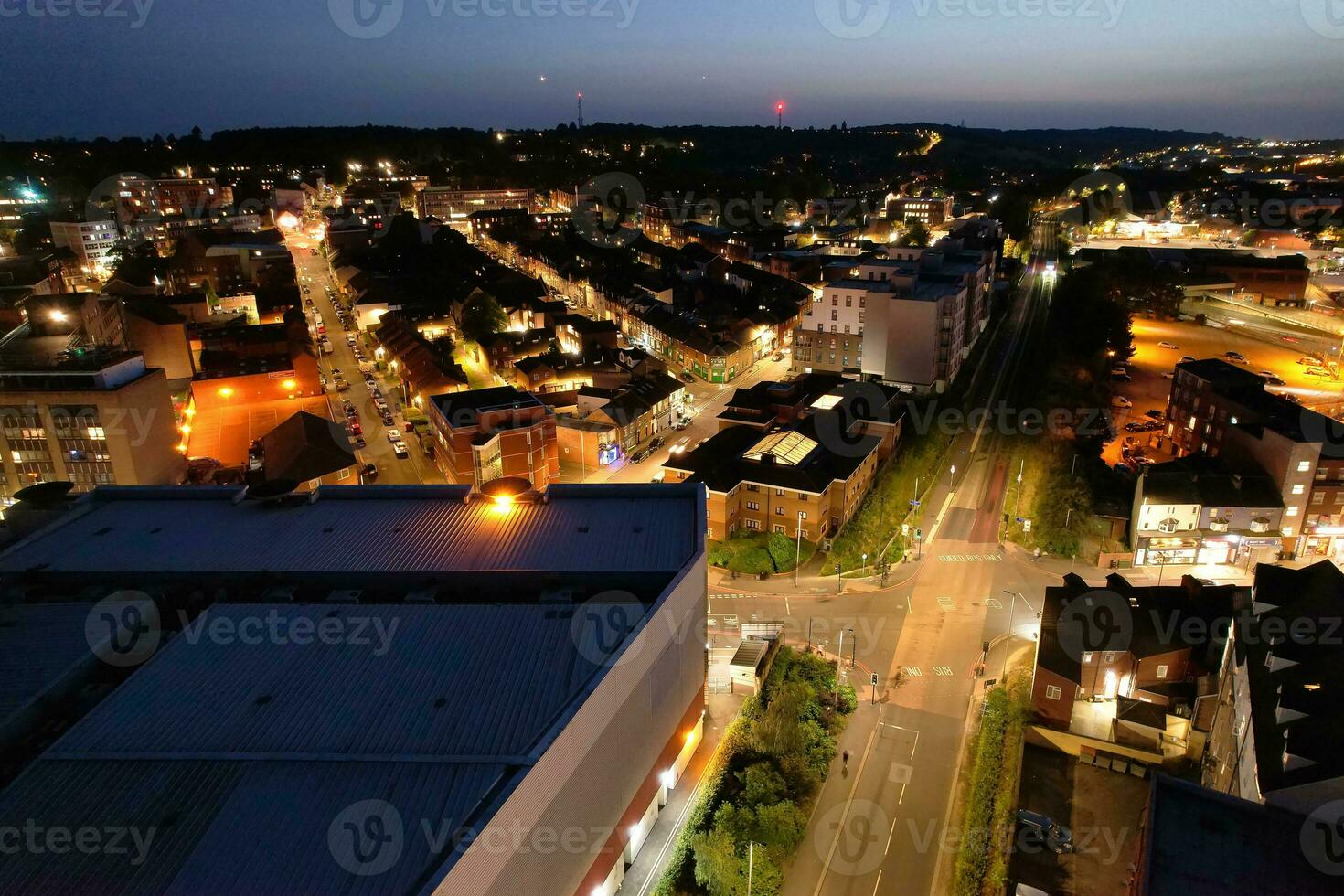 antenn se av upplyst stadens centrum byggnader, vägar och central luton stad av England Storbritannien på början av klar väder natt av september 5:e, 2023 foto