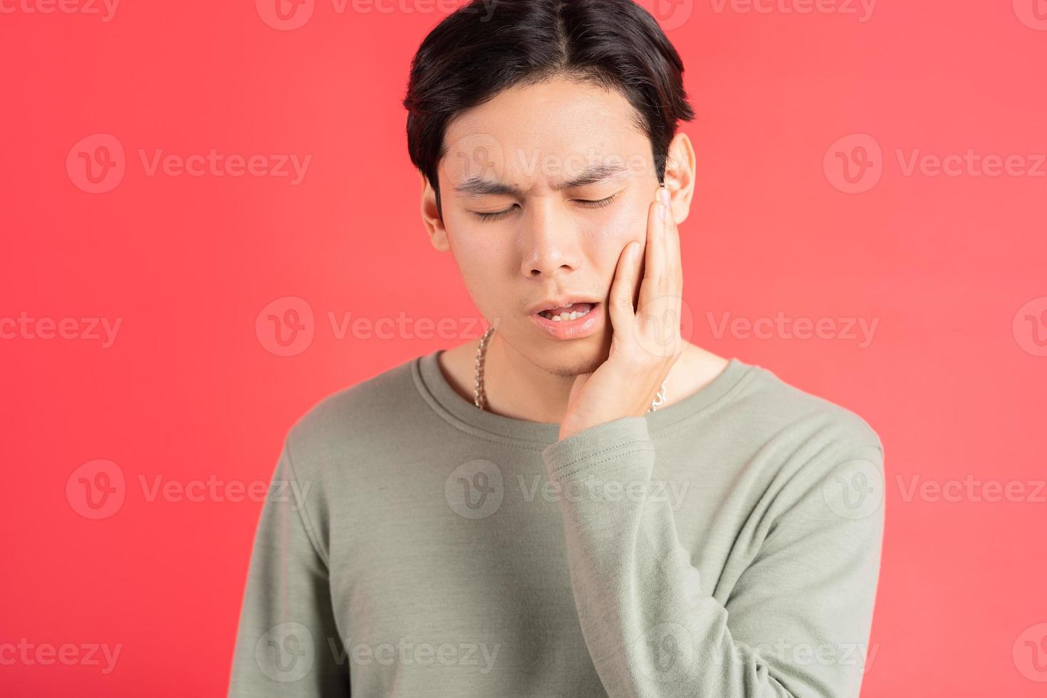 ett foto av en stilig asiatisk man som lider av tandförfall