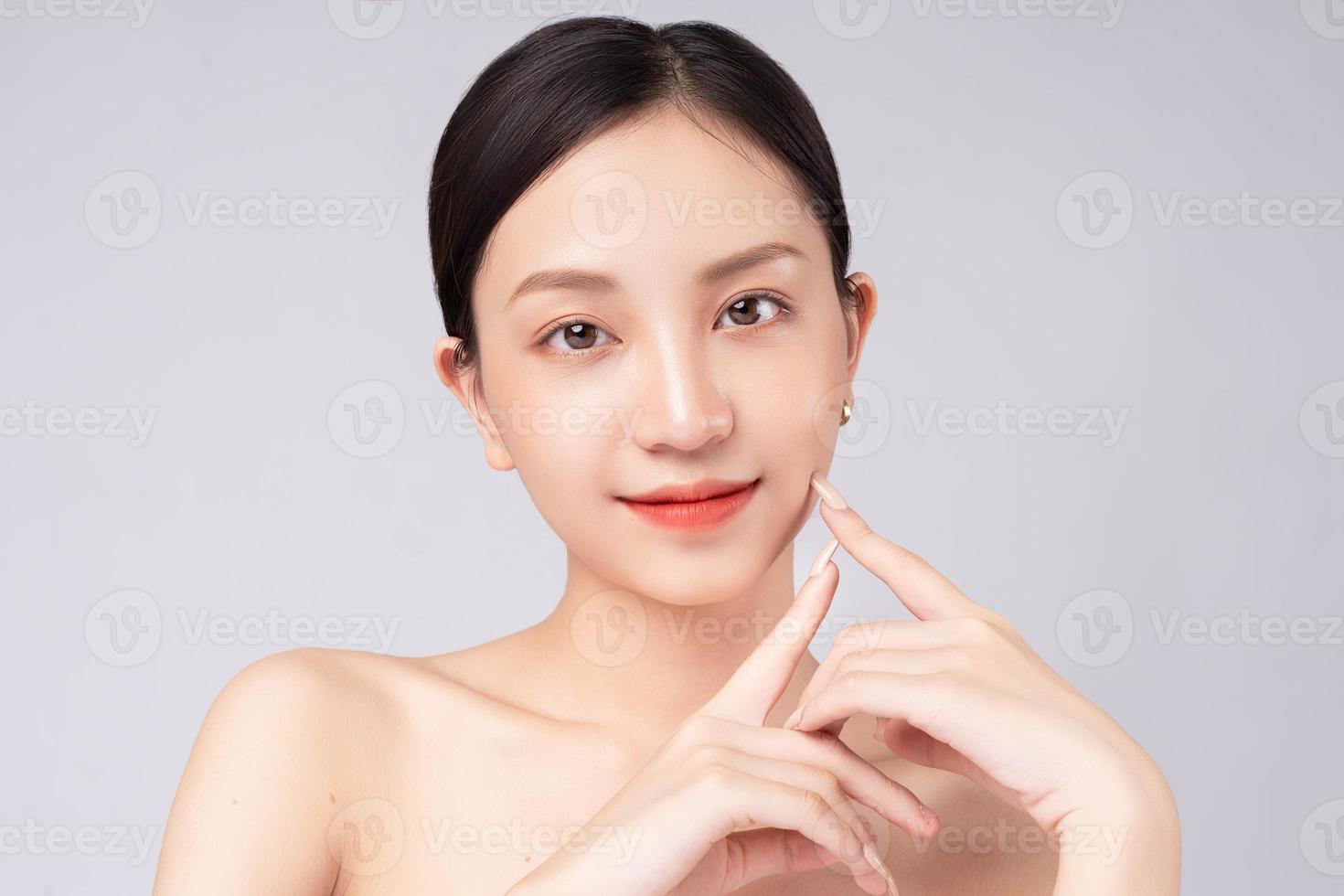 vacker asiatisk kvinna känner sig lycklig med vacker frisk hud foto