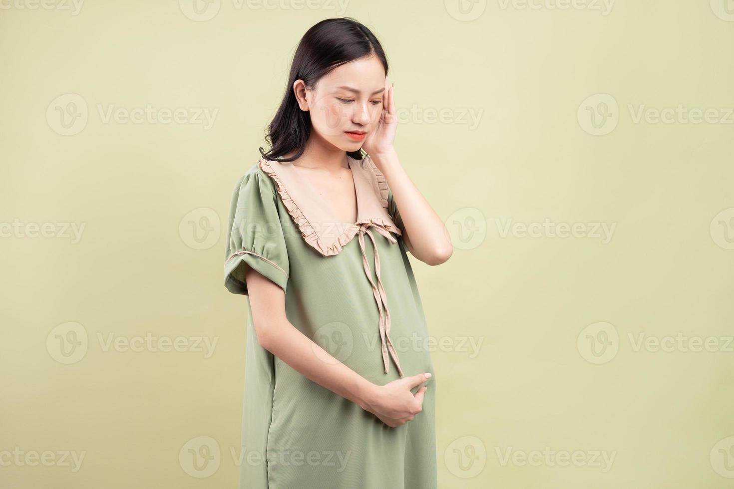 gravid asiatisk kvinna som känner sig trött under graviditeten foto