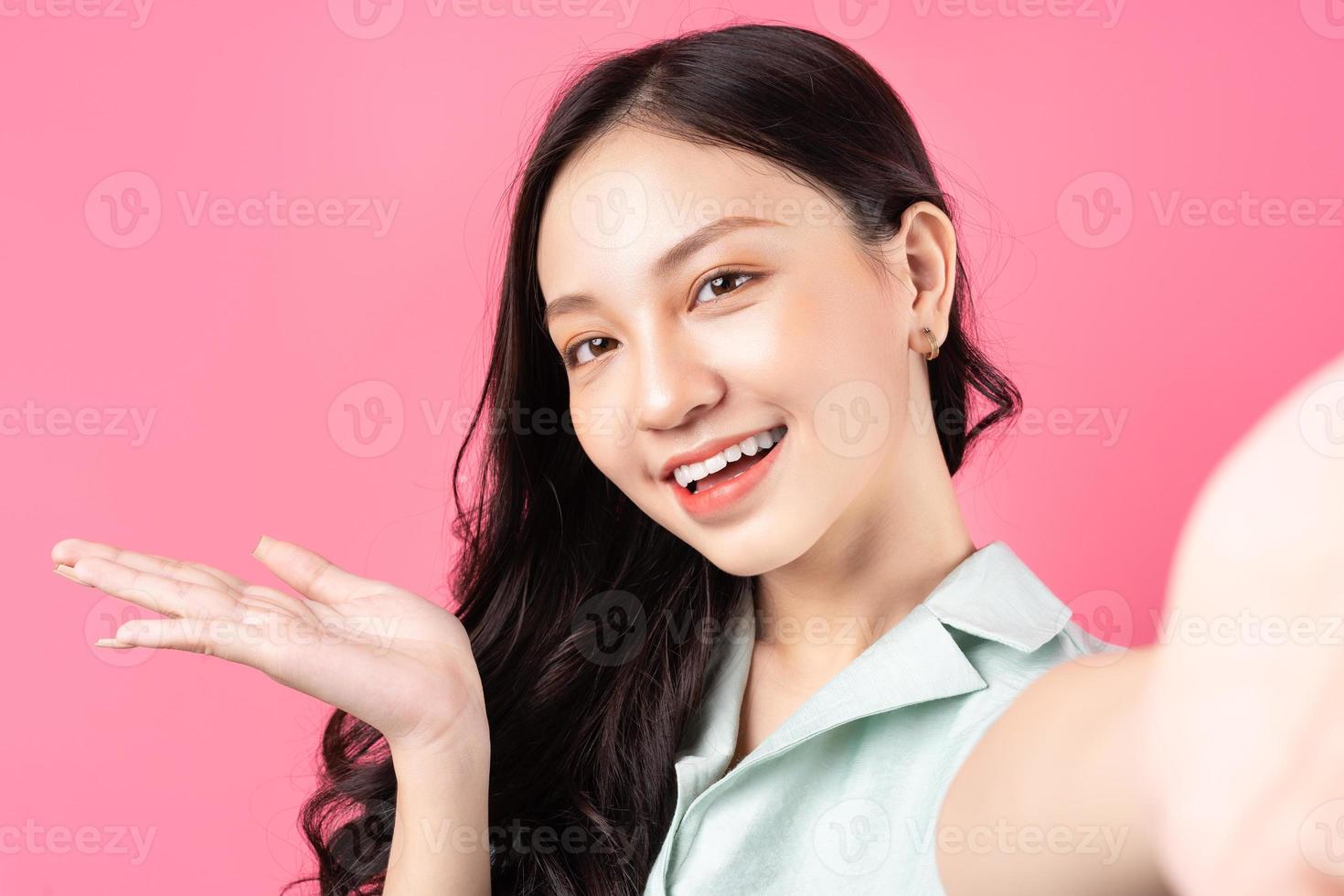ung asiatisk kvinna som poserar för selfie foto