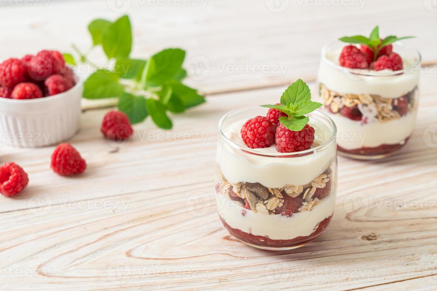 färskt hallon och yoghurt med granola - hälsosam matstil foto