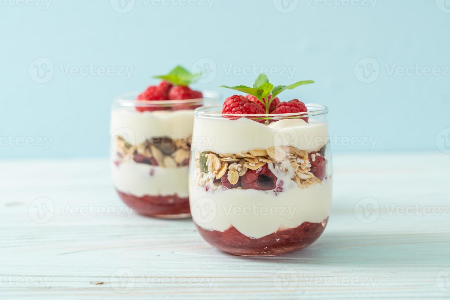 färskt hallon och yoghurt med granola - hälsosam matstil foto