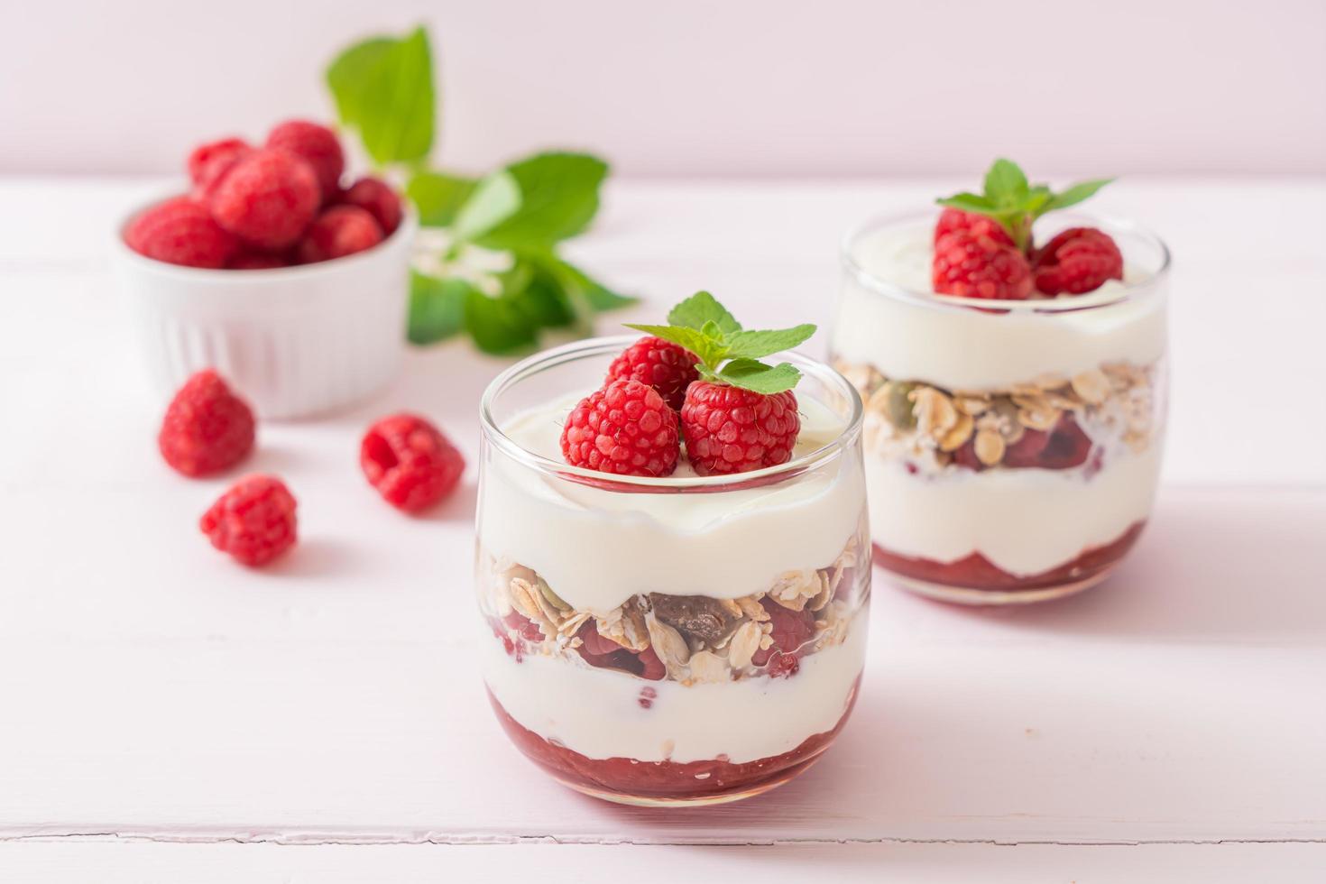 färskt hallon och yoghurt med granola - hälsosam matstil foto