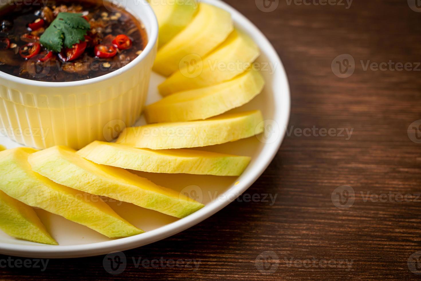 färsk grön och gyllene mango med doppning av söt fisksås - asiatisk stil foto