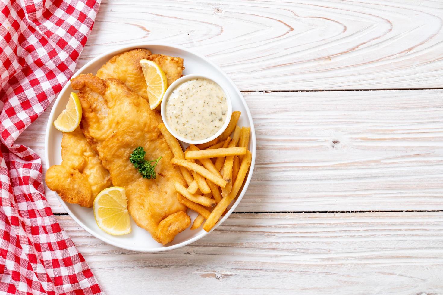 fish and chips med pommes frites - ohälsosam mat foto