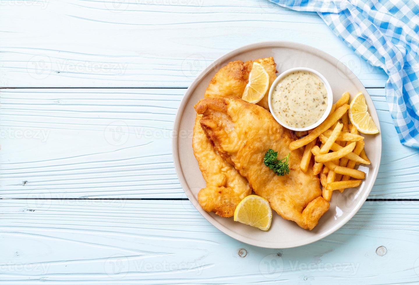 fish and chips med pommes frites - ohälsosam mat foto