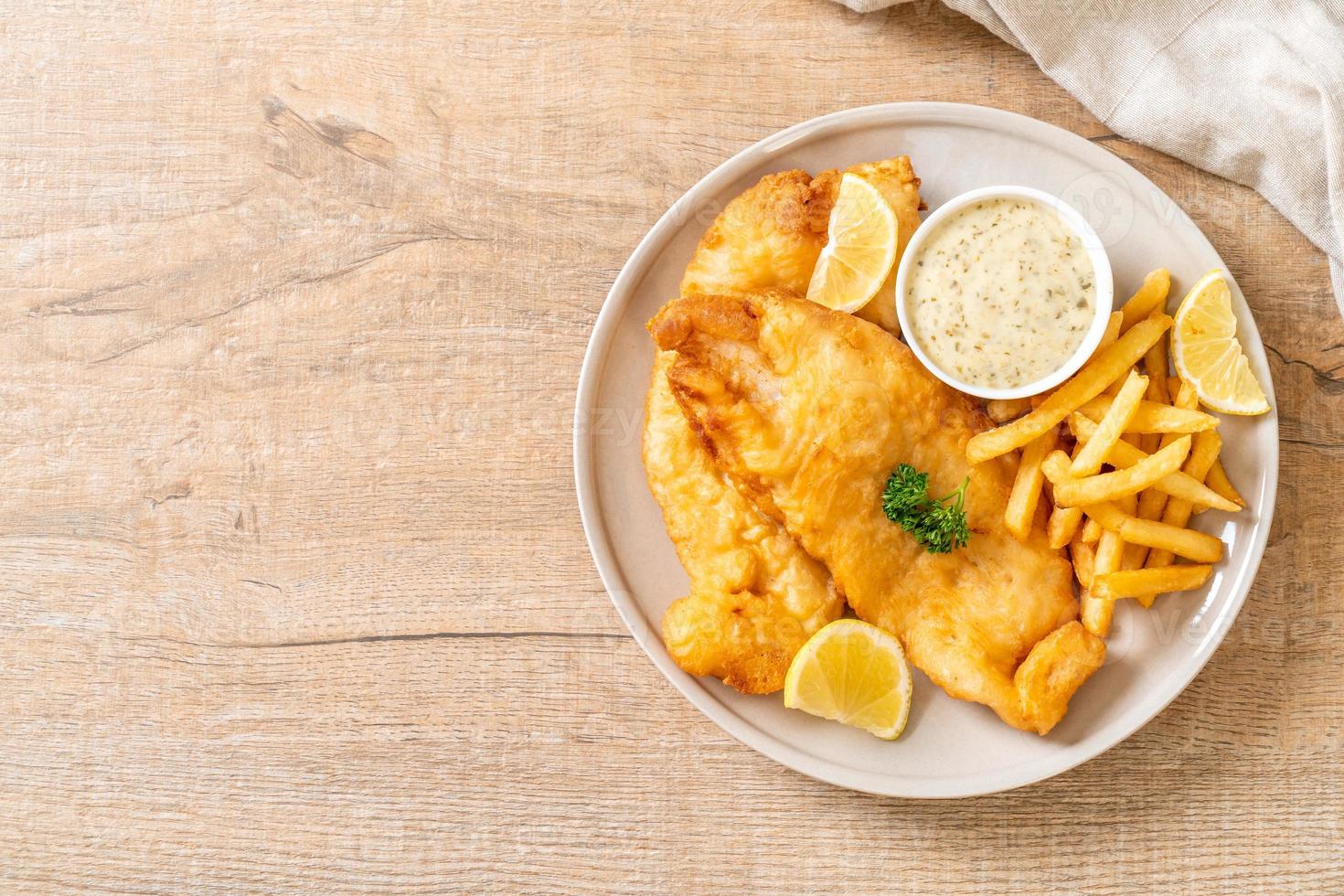 fish and chips med pommes frites - ohälsosam mat foto