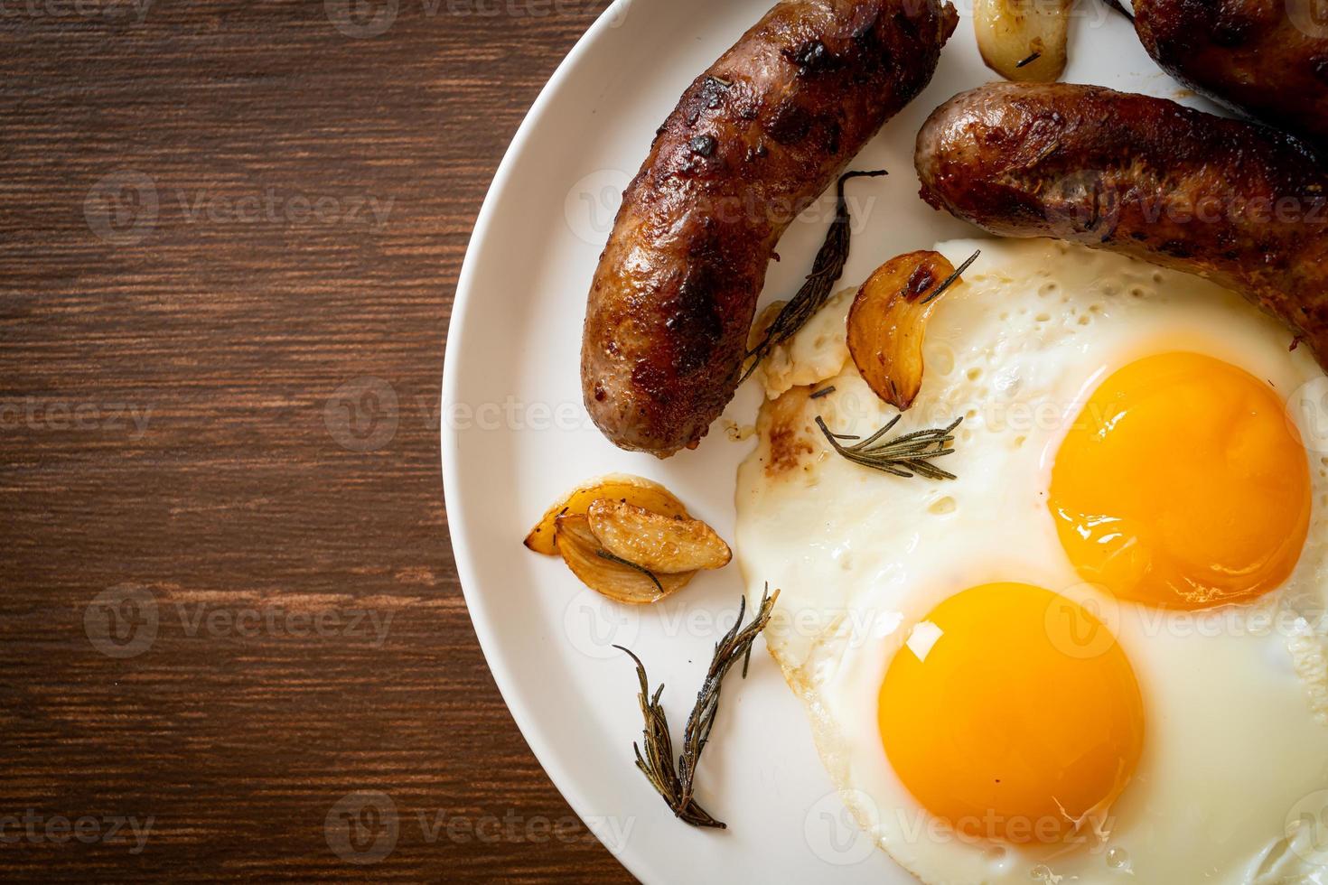 hemlagat dubbelstekt ägg med stekt fläskkorv - till frukost foto