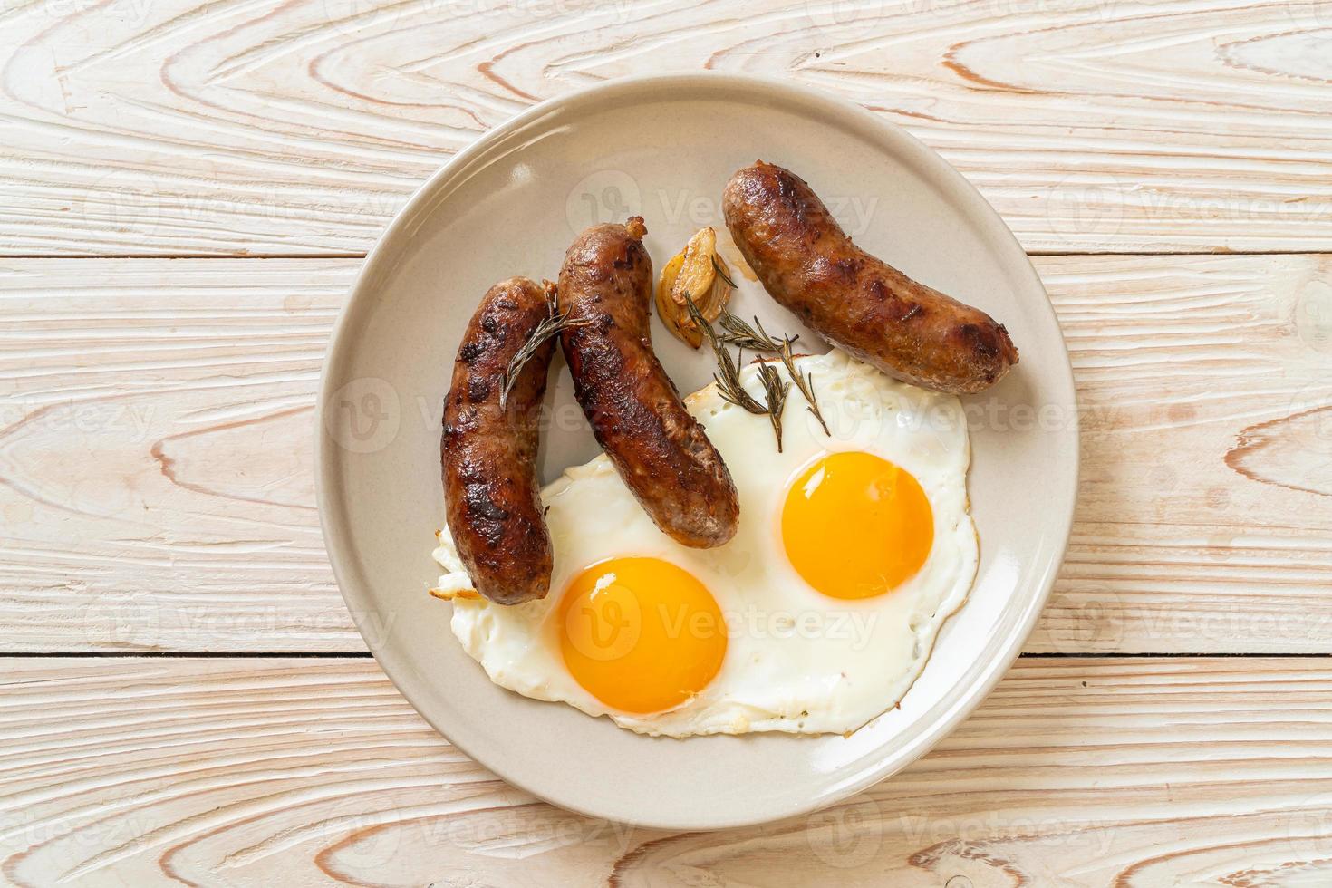 hemlagat dubbelstekt ägg med stekt fläskkorv - till frukost foto