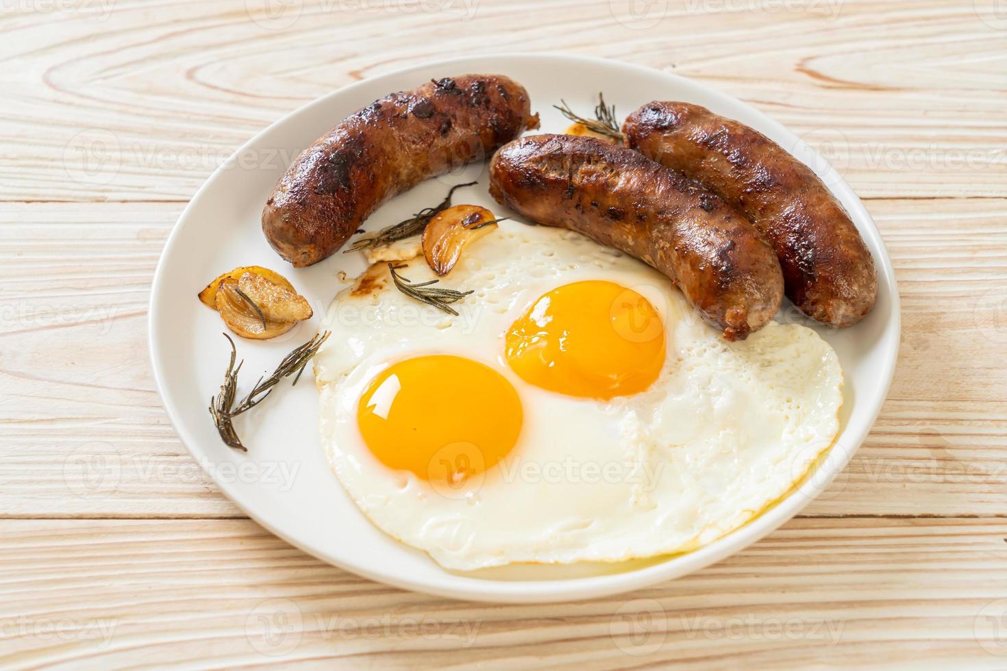 hemlagat dubbelstekt ägg med stekt fläskkorv - till frukost foto