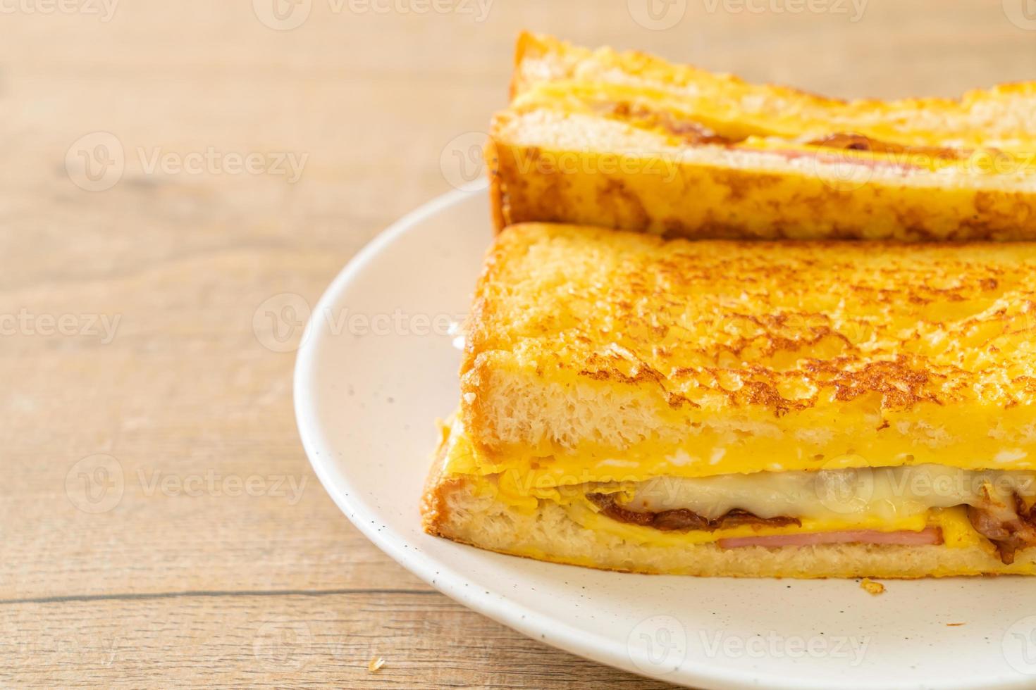 hemlagad fransk toast med skinka, bacon och ostsmörgås med ägg foto