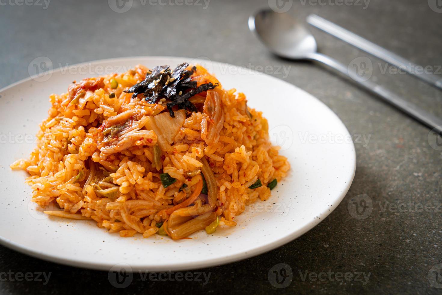 kimchi stekt ris med tång och vit sesam - koreansk matstil foto