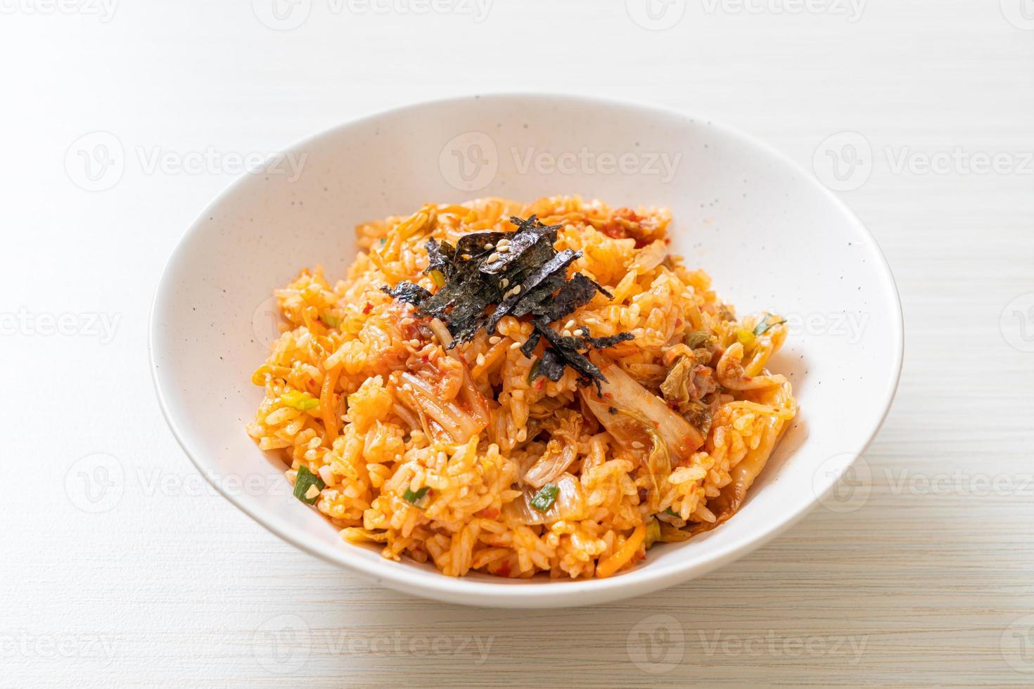 kimchi stekt ris med tång och vit sesam - koreansk matstil foto